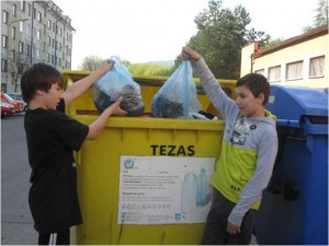Čistenie svahu Kopaničky - Tím zo ZŠ Malonecpalská 