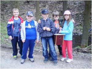 Vybudovanie vtáčích búdok pri studničke- Tím zo ZŠ Rastislavova