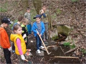 Umiestnenie striešky nad studničkou – Tím ZŠ Rastislavova
