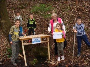 Umiestnenie striešky nad studničkou – Tím ZŠ Rastislavova