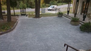 Vďaka pomoci chlapov urobili chodník