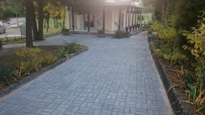 Vďaka pomoci chlapov urobili chodník
