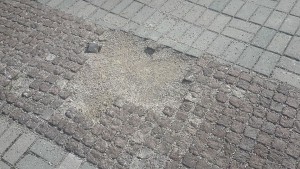 Lokálne opravy dlažby na Námestí slobody