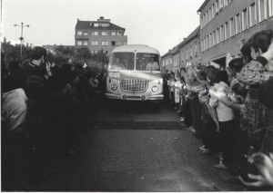 Autobus prechádza po sovietskej vlajke