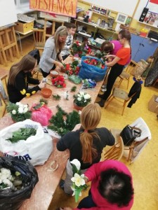 Spoločne vyrobili dekorácie na hroby padlých vojakov