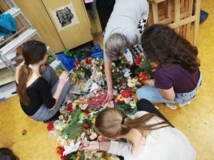 Spoločne vyrobili dekorácie na hroby padlých vojakov
