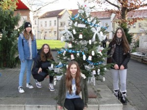 Deti vyzdobili vianočné stromčeky