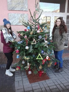 Deti vyzdobili vianočné stromčeky