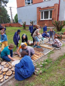 V ZŠ na Mariánskej ulici v Prievidzi pribudne oddychová zóna a relaxačný chodník