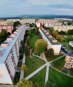  
V roku 2019 bol revitalizovaný vnútroblok medzi Ul. I. Krasku a Ul. Ľ. Ondrejova. V priestore pribudla zeleň, nové chodníky, mobiliár.