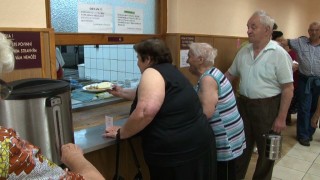 Dôchodcom a invalidom prispieva mesto na obed