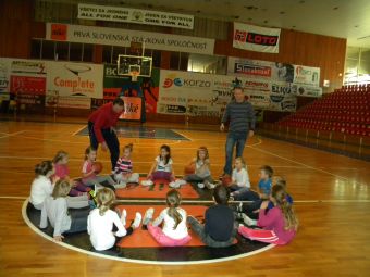 Škôlkari sa v mestskej hale oboznamujú so športom