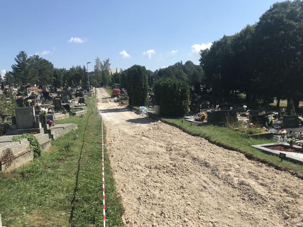 Pokračujú práce na obnove chodníka na cintoríne